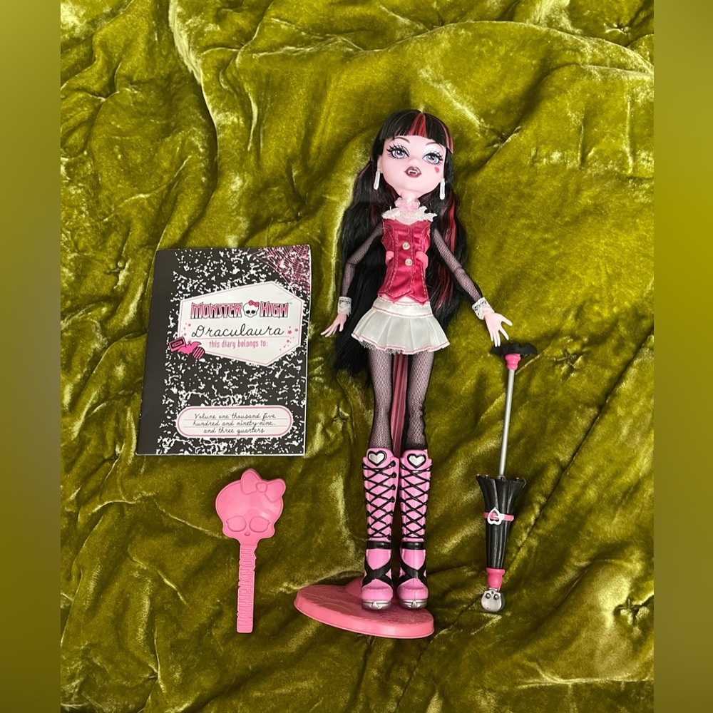 Monster High Draculaura Doll with accessories unboxed read below